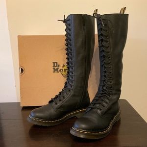 Dr Martens women size 9 / 20 Eyelet